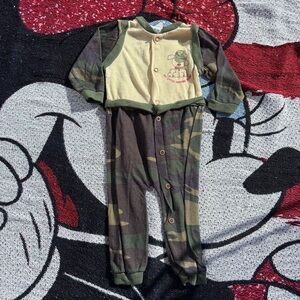 VINTAGE LULLABY LAND CAMOUFLAGE PUPPY HUNTING GRAPHIC PAJAMAS SIZE 12 MONTHS